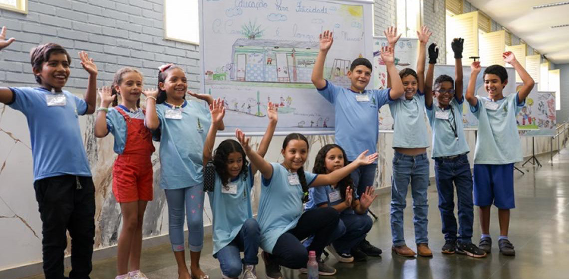 Estudantes do DF recebem prêmio por obras que retratam a felicidade na escola