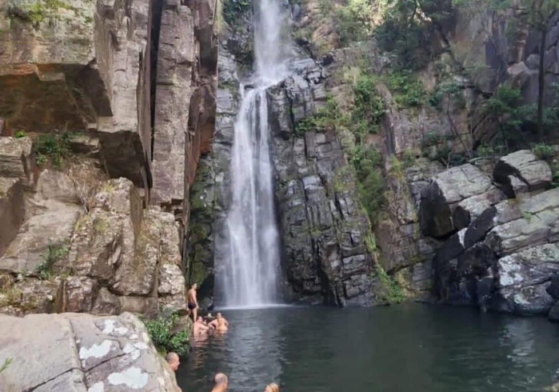 Cachoeira mais famosa da Serra do Cipó (MG) é interditada por risco de queda de paredão