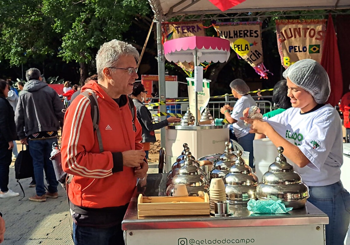 Natural, com leite fresco e frutas orgânicas: conheça o sorvete saudável do MST