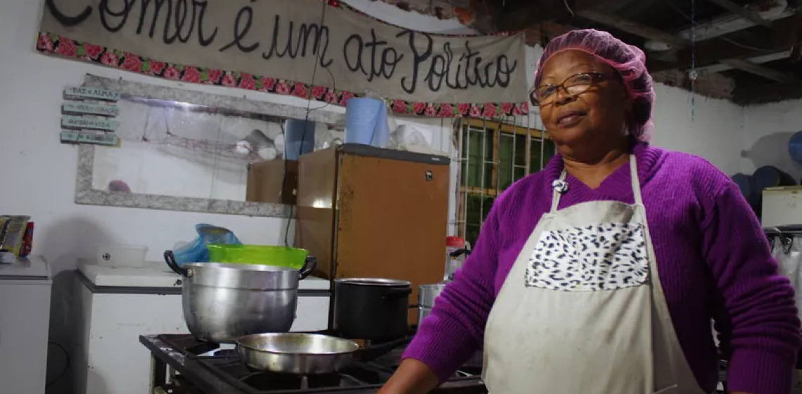 Tecendo solidariedade: a dedicação de Dona Beth para alimentar vítimas da enchente em Porto Alegre