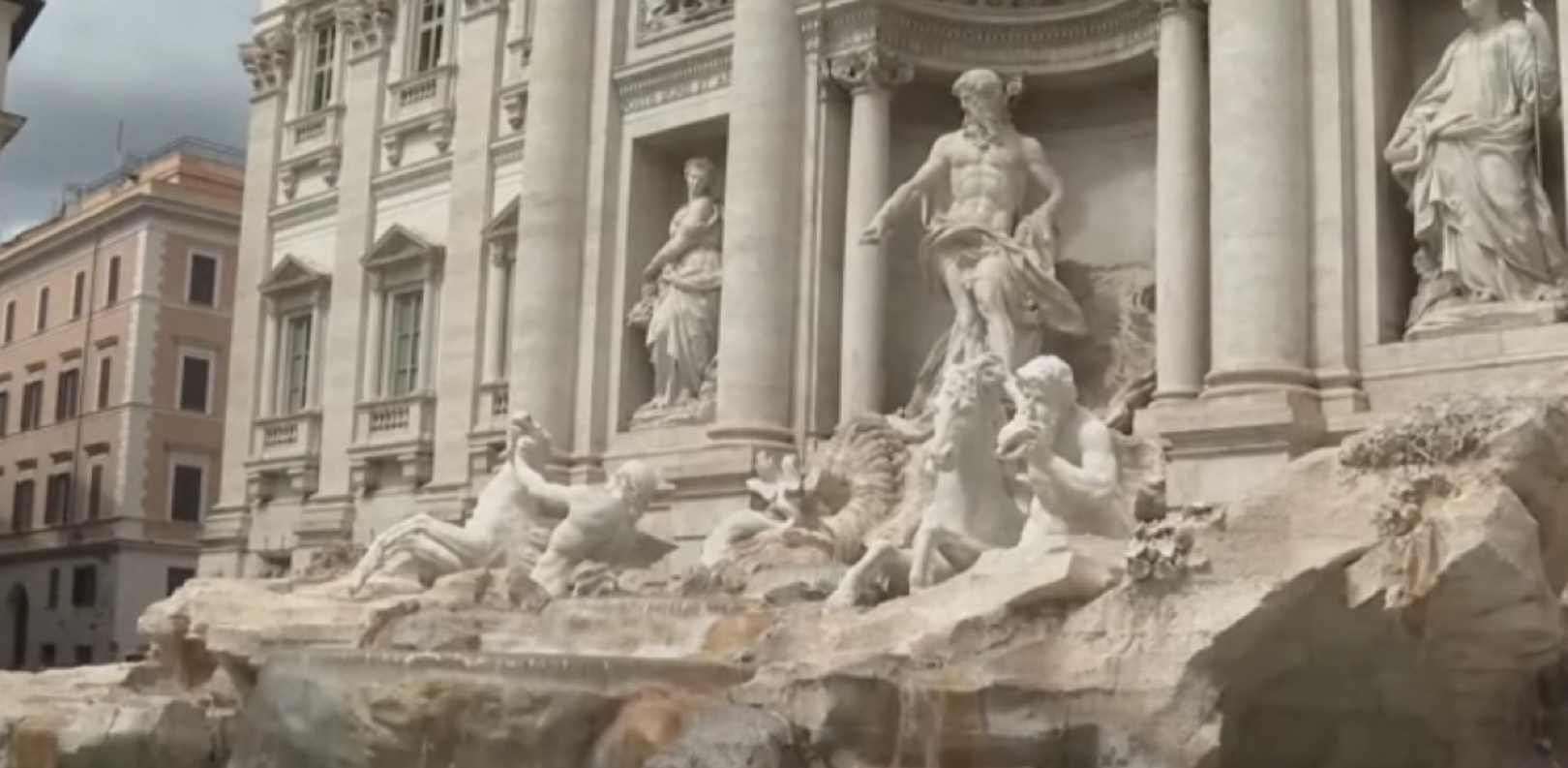 Roma cogita cobrar taxa de R$ 12 aos visitantes da Fontana di Trevi