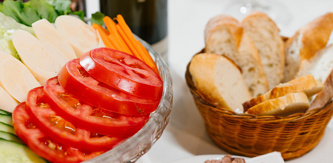 Com mais de 32 opções, Restaurante Francisco oferece Buffet de saladas e frios para o almoço