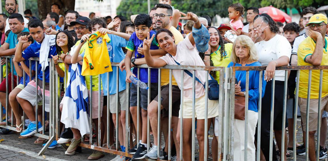 Torcedores comparecem ao Estádio Bezerrão para ver a Seleção Brasileira