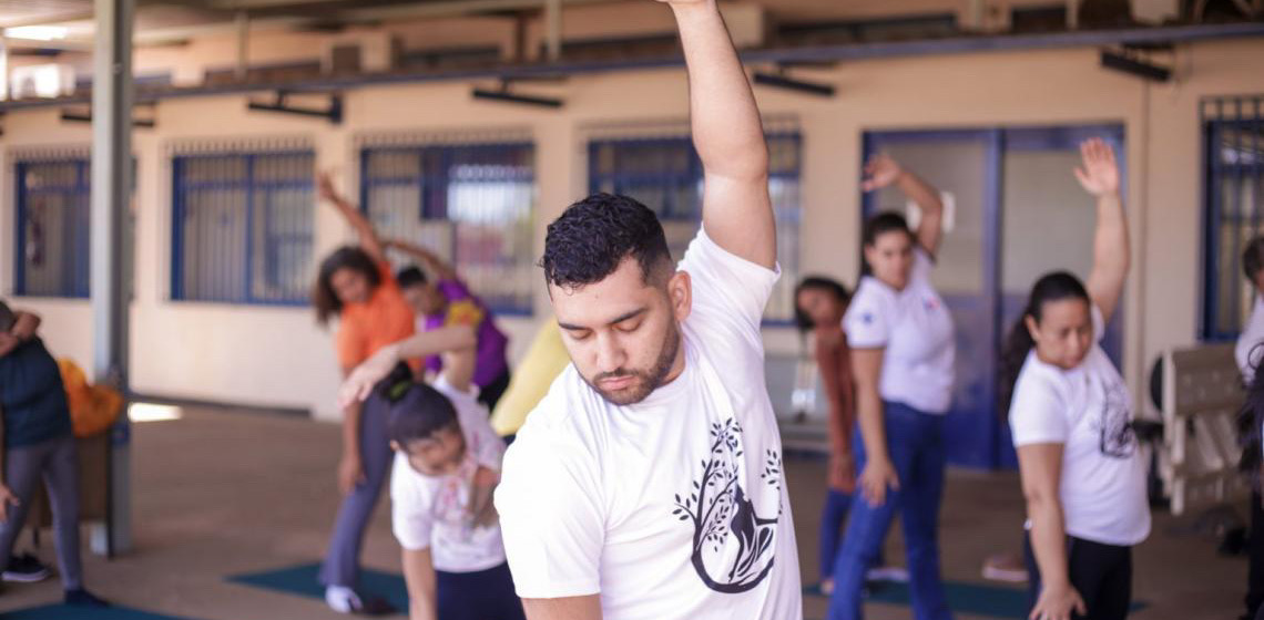 Oferecida na rede pública, prática de yoga contribui para saúde e bem-estar