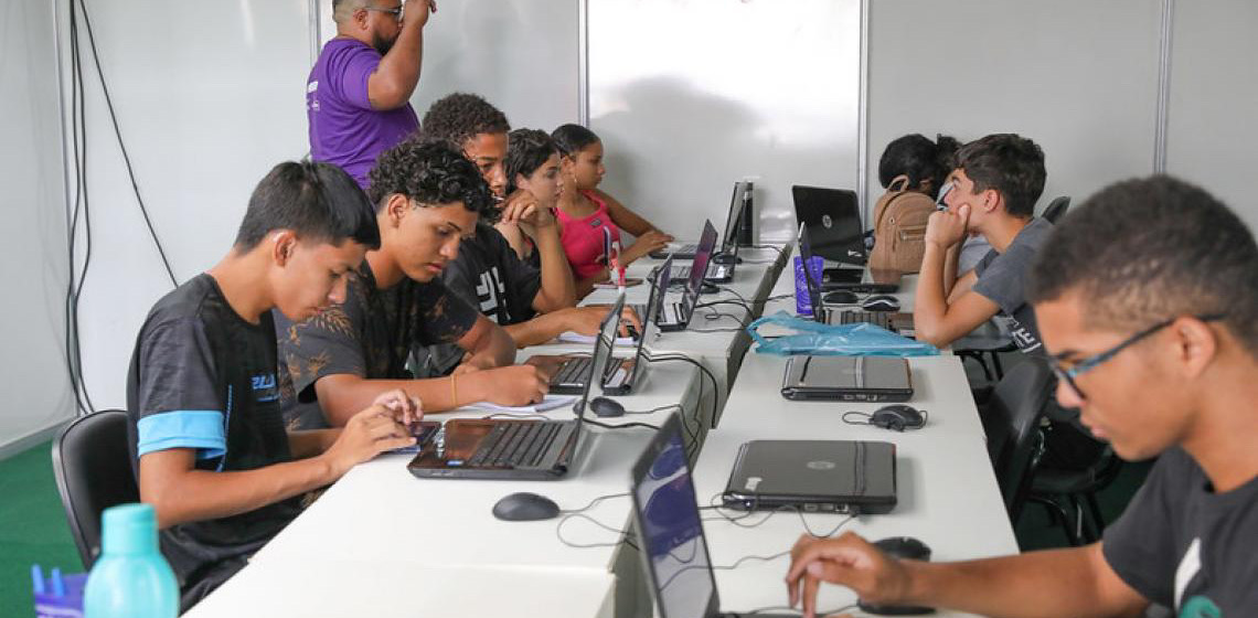 QualificaTech capacita 700 alunos em cursos gratuitos de tecnologia da informação