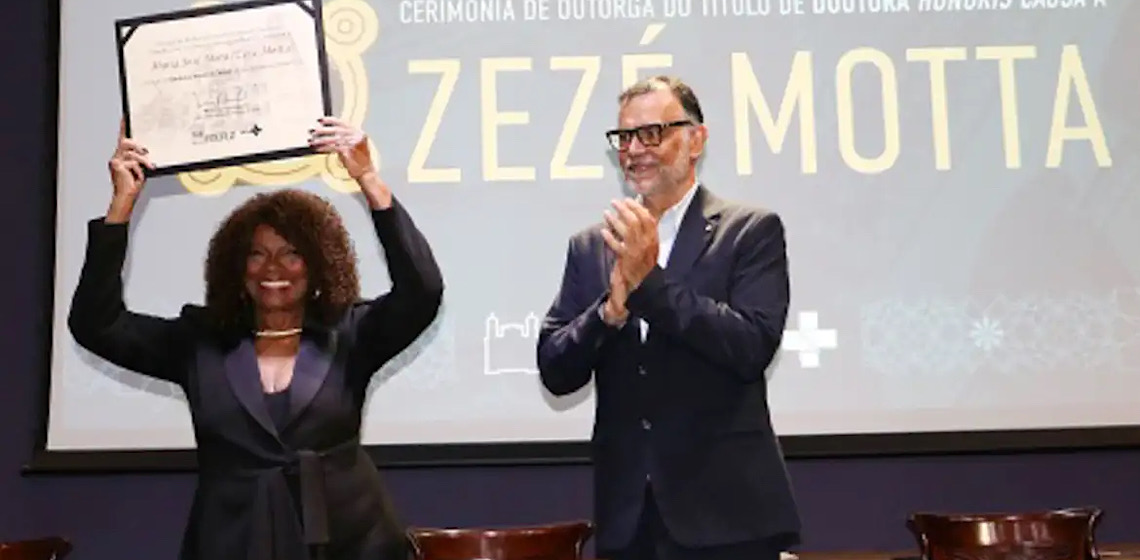 Zezé Motta recebe título de Doutora Honoris Causa da Fiocruz 