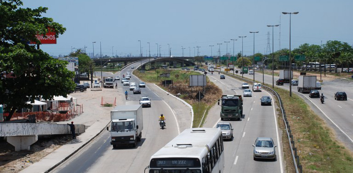 Motoristas e pedestres disputam espaço na BR-101 no Recife, campeã em acidentes