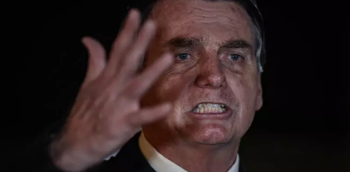 Bolsonaro ensaia defesa jurídica em post e é contestado por especialistas