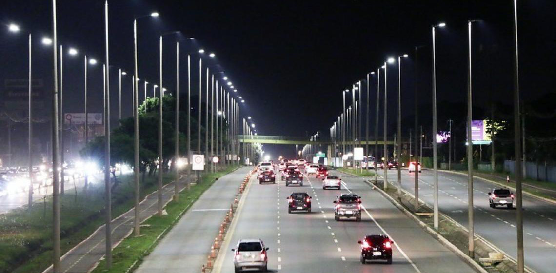 Projeto de modernização da iluminação pública vai substituir 173 mil luminárias em todo o DF