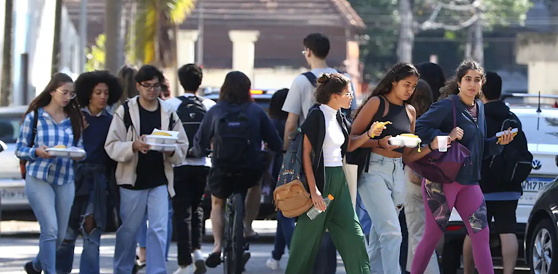 Trabalho de casa e filhos afastam jovens negras do emprego e do estudo 