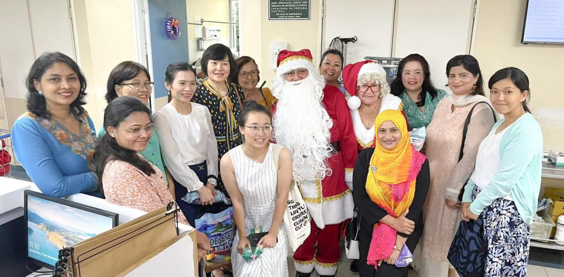 Associação de embaixatrizes entrega doação ao serviço de voluntariado do Hospital de Base