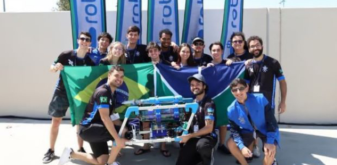 Equipe de engenharia subaquática explora mares do conhecimento