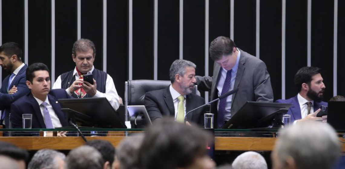 Câmara aprova PEC de corte de gastos com mudança no abono, mas desidrata trava contra supersalários