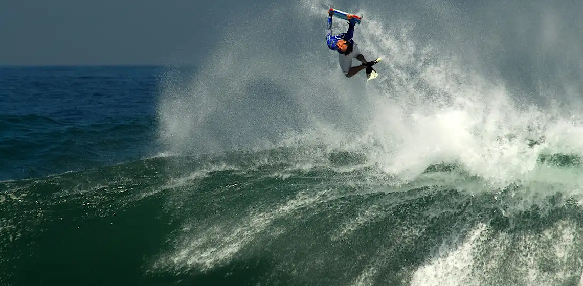 Lendário torneio de ondas gigantes tem tímpano estourado e músico campeão