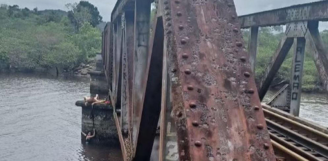 Jovem cai de ponte durante foto, e é salva pelo cadarço do namorado em SC