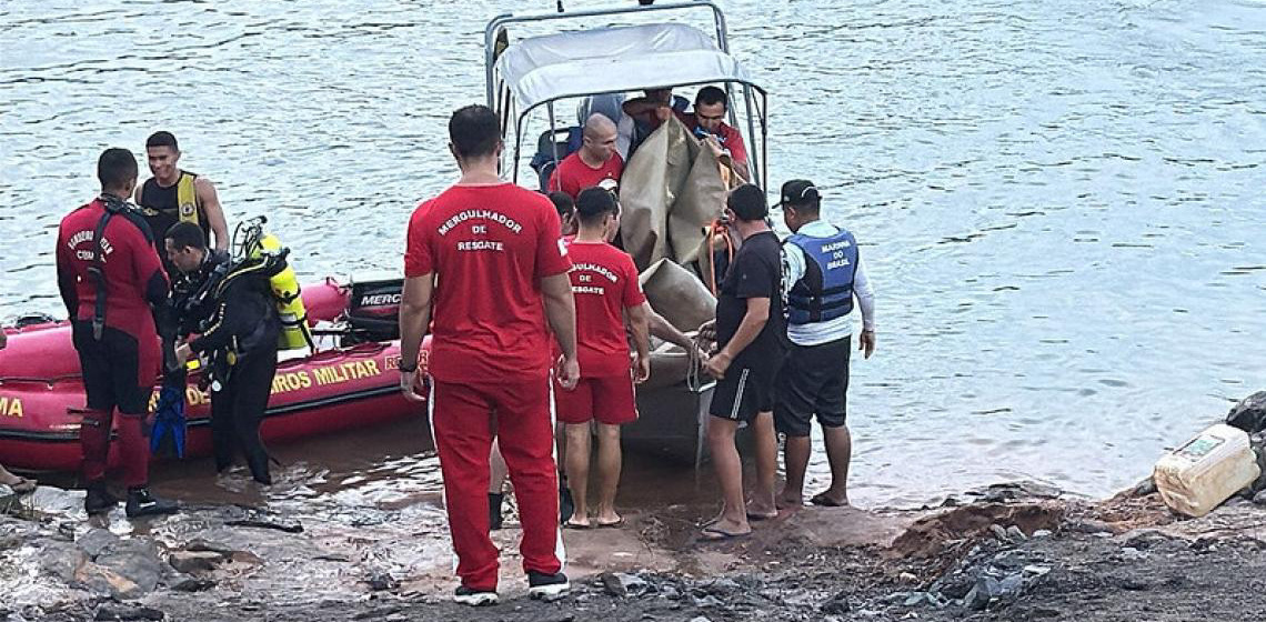 Equipe dos bombeiros do DF auxilia na retirada de veículo e de corpos do Rio Tocantins