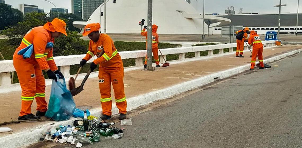 SLU recolhe 9,5 toneladas de lixo após festas de Ano-Novo no DF