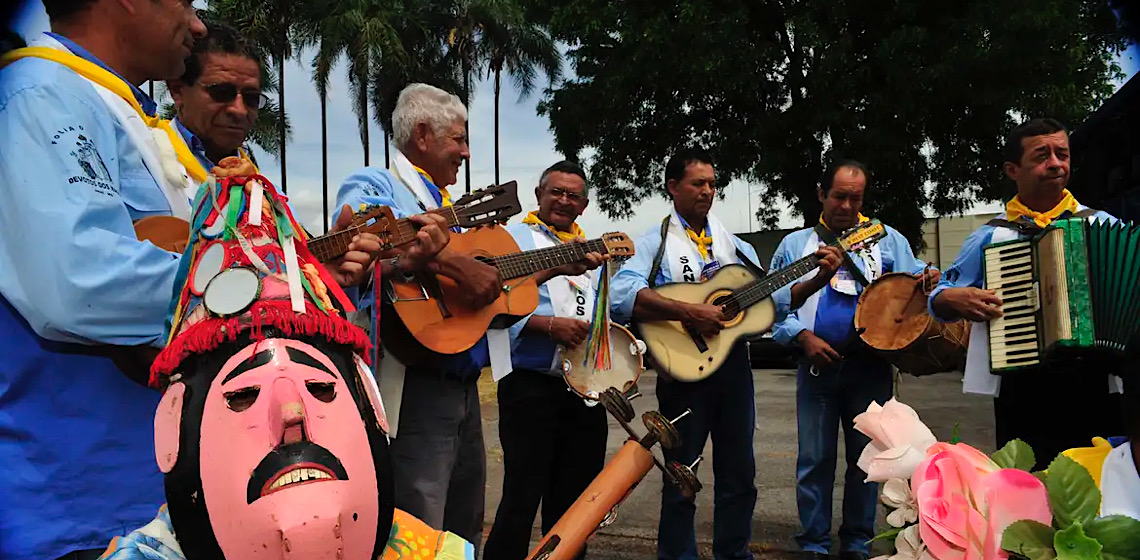 Folia de Reis improvisa toadas até para pets, amplia calendário festivo e conquista novas gerações