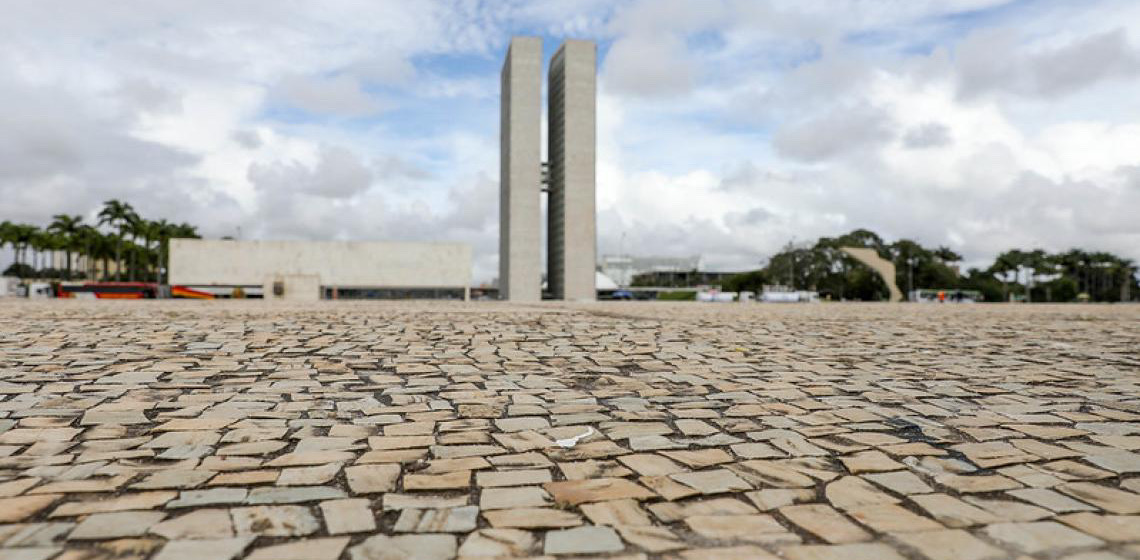 Após reforma, GDF inicia limpeza de pedras portuguesas da Praça dos Três Poderes