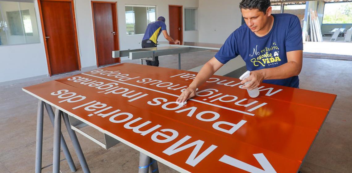 Conheça o processo por trás da confecção das placas que orientam e dão identidade à capital federal