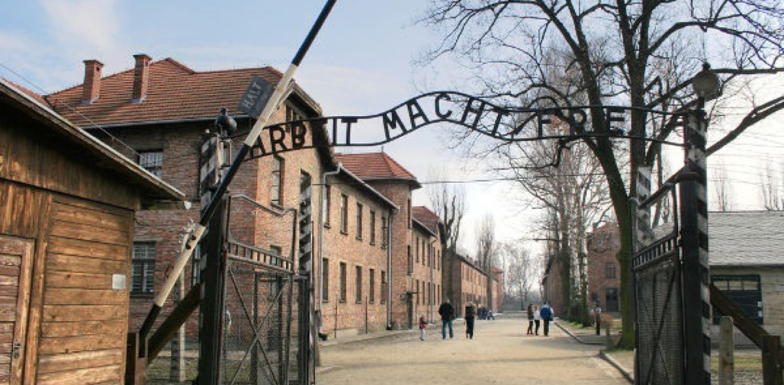 Auschwitz cala políticos para celebrar 80 anos de sua liberação dos nazistas