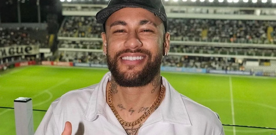 Anunciado pelo Santos, Neymar volta no tempo para provar valor em preto e branco