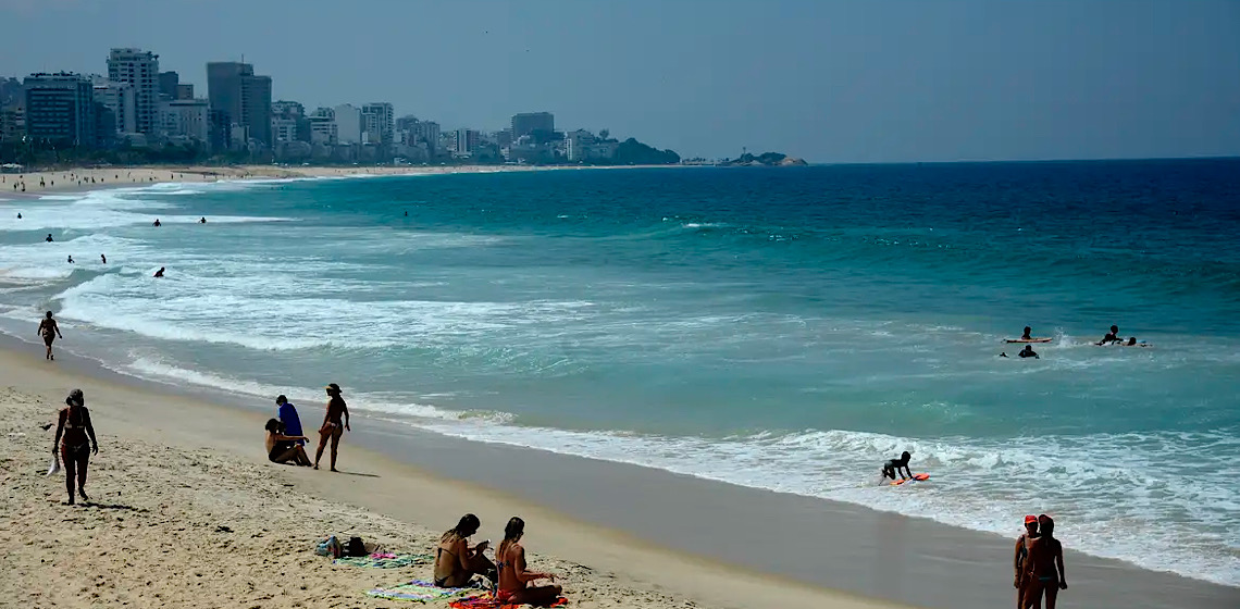 Bandeira Azul: Que tal aproveitar uma praia na época mais quente do ano?