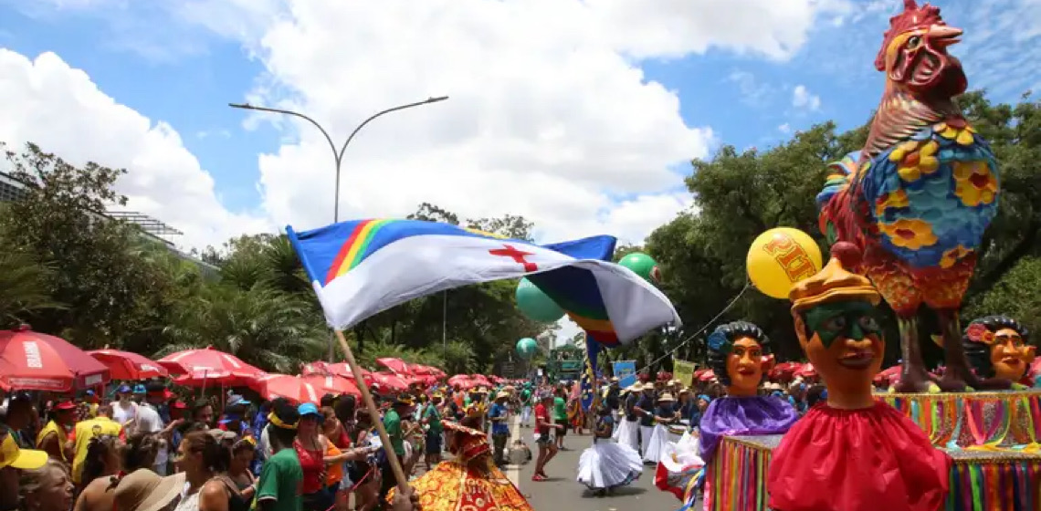 Fevereiro chega com preparativos para o Carnaval em diversos municípios do país