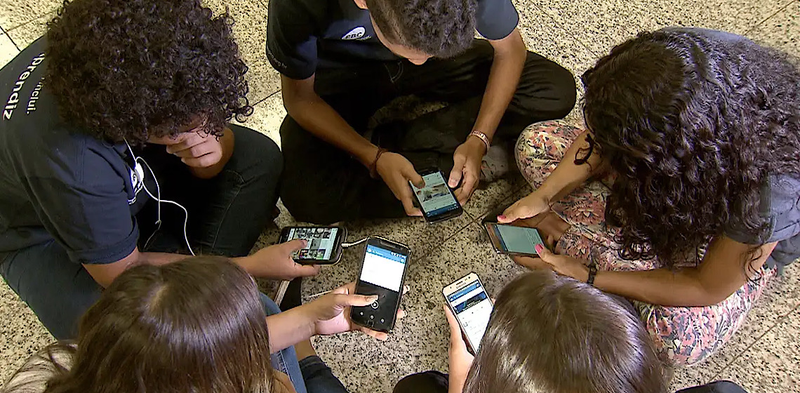 MEC lança guias sobre uso de celulares em ambiente escolar 