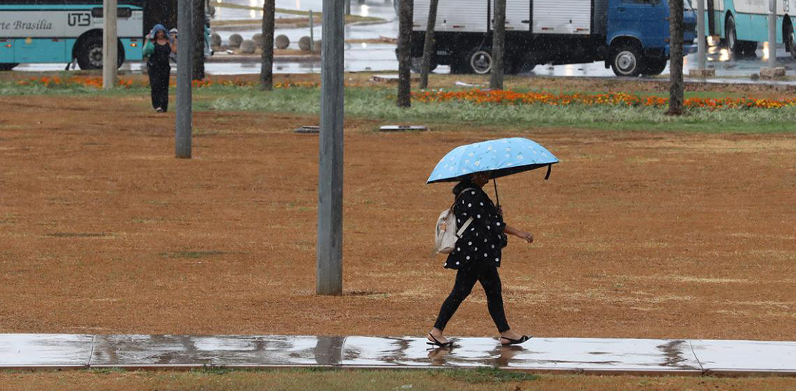 Alerta de raios: Saiba como se proteger durante tempestades no Distrito Federal