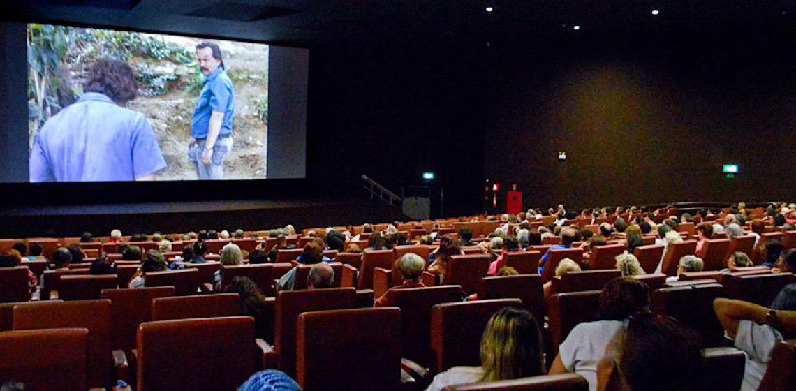 Projeto Viver 60+ leva 600 idosos para sessão especial no Cine Brasília