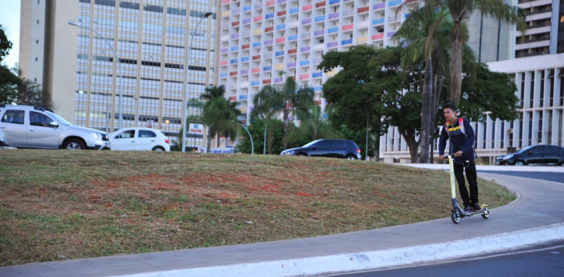 Patinetes elétricas compartilhadas são sucesso no DF; veja como circular de forma segura