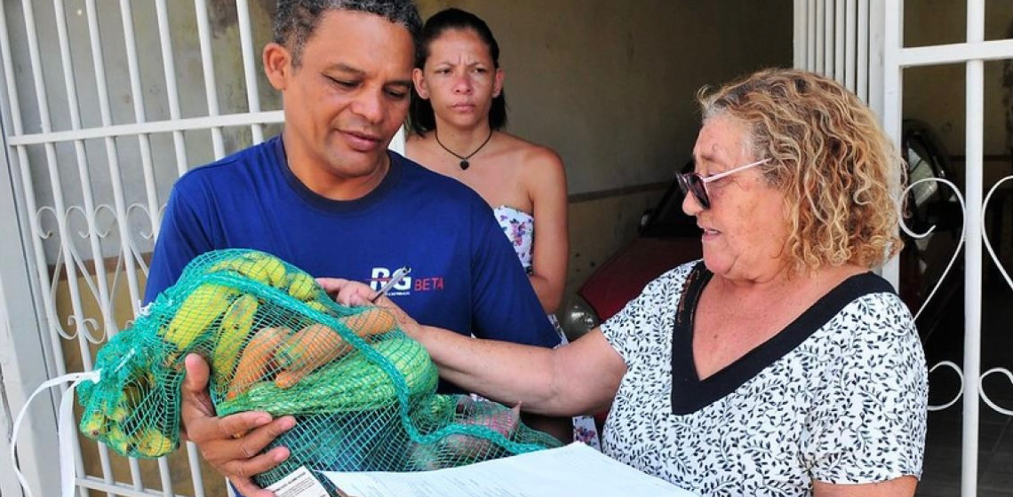 Cras não envia servidores às residências para agendar a entrega de cestas básicas no DF