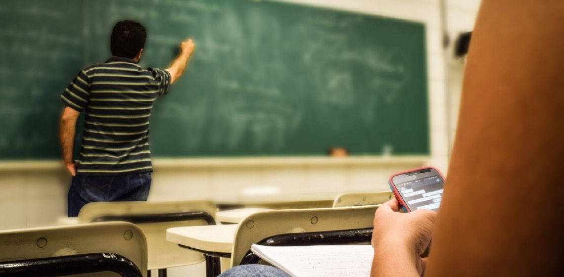 Professor é agredido por estudantes no DF após impedir uso de celular em sala de aula