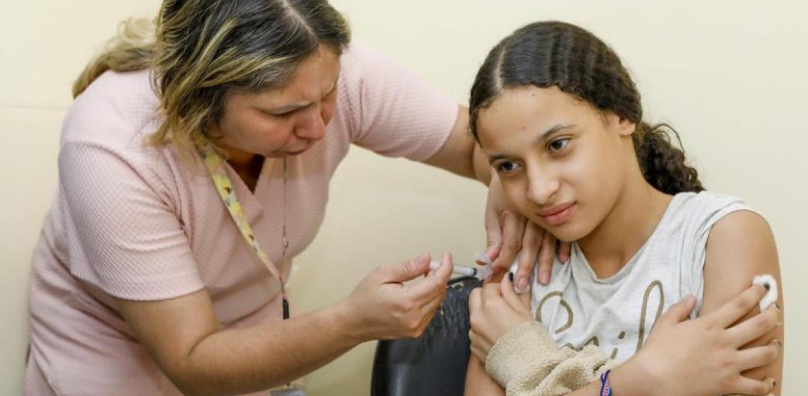 Vacina da dengue pode ser aplicada junto a outros imunizantes, incluindo para covid-19 e gripe