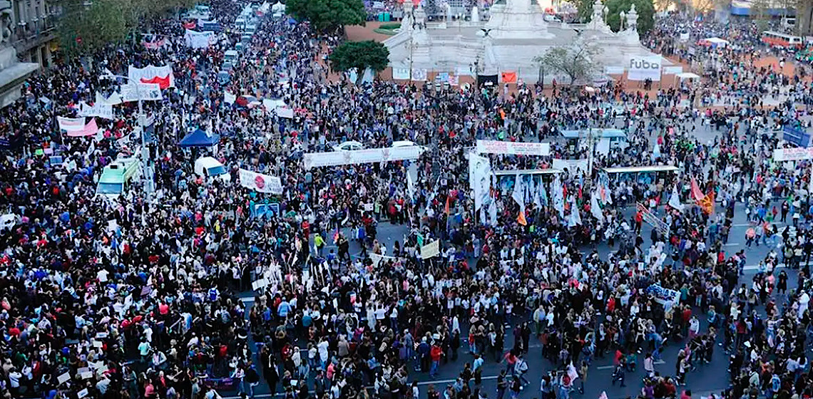 Torcidas organizadas apoiam aposentados contra Milei, e protesto escala para confronto