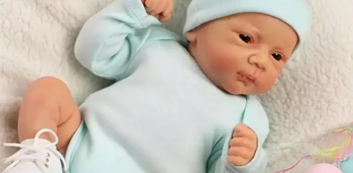 Entenda projeto de lei que pede multa para quem usa bebê reborn para ter prioridade