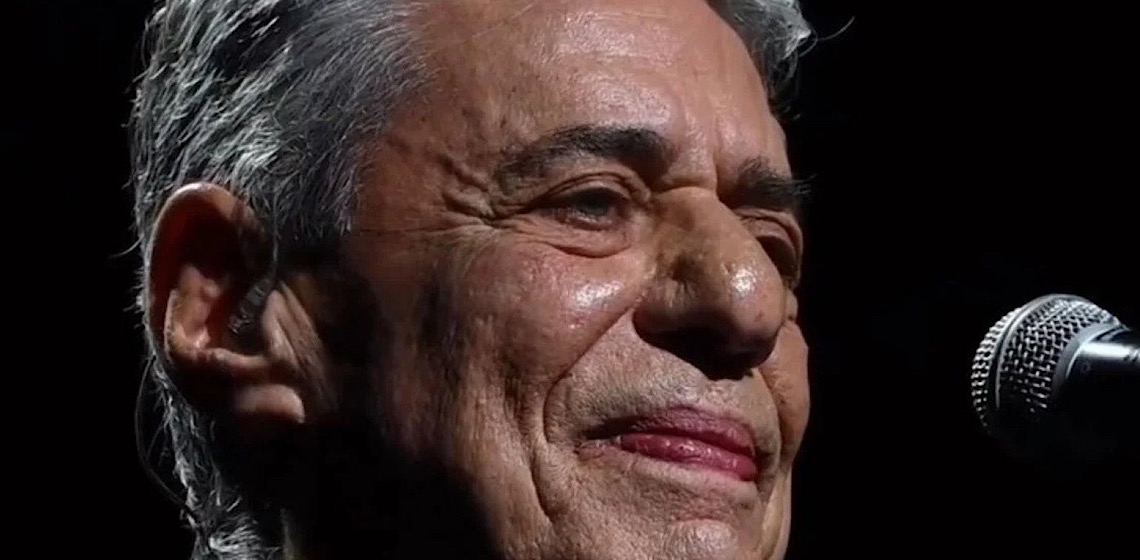 Chico Buarque passa por cirurgia para aliviar pressão intracraniana, no Rio