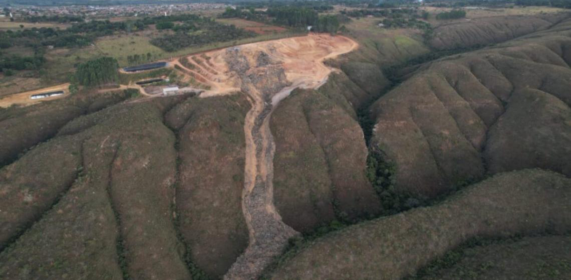 Lixão em Goiás é interditado após montanha de rejeitos desabar e contaminar rios