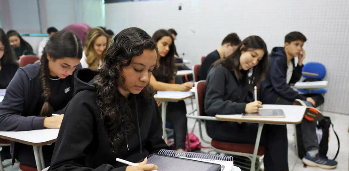 Mulheres lideram inscrições no Enem 2025 e somam 60% dos participantes