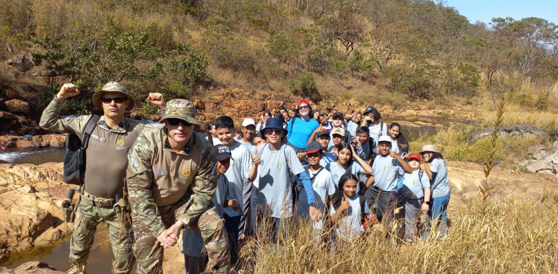 Estudantes do DF fazem trilha ecológica, organizada por programa de educação ambiental