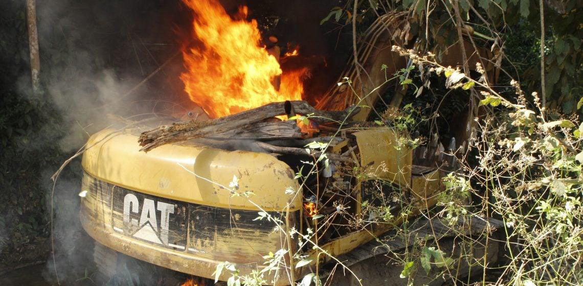 Por que o Ibama destrói maquinários e aeronaves apreendidos em áreas de garimpo?