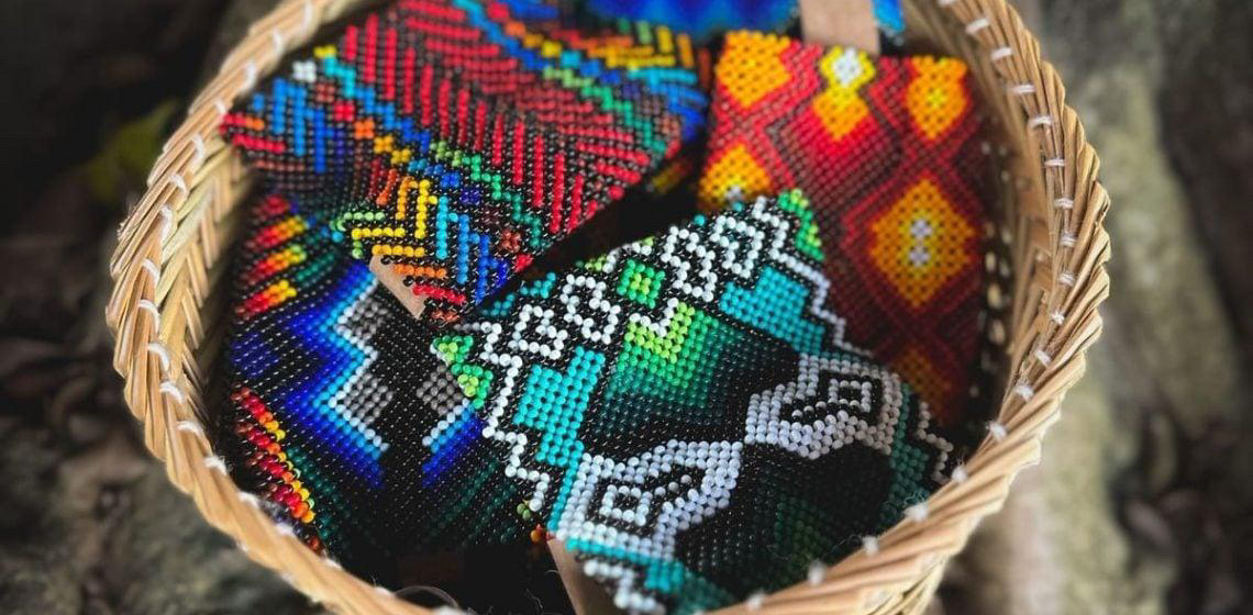 Pulseiras, colares e brincos: joias indígenas se tornam marcadores sociais entre ayahuasqueiros