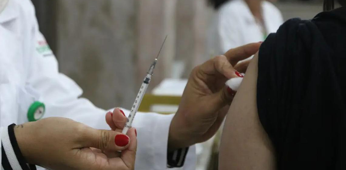 Vacina contra a Covid-19 protege gestantes de complicações e diminui os riscos de partos prematuros