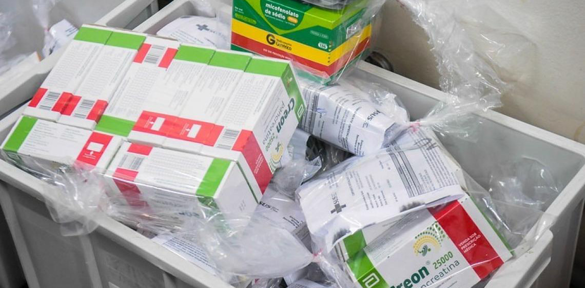 Descarte incorreto de materiais perfurocortantes oferece perigo para garis; saiba como proceder