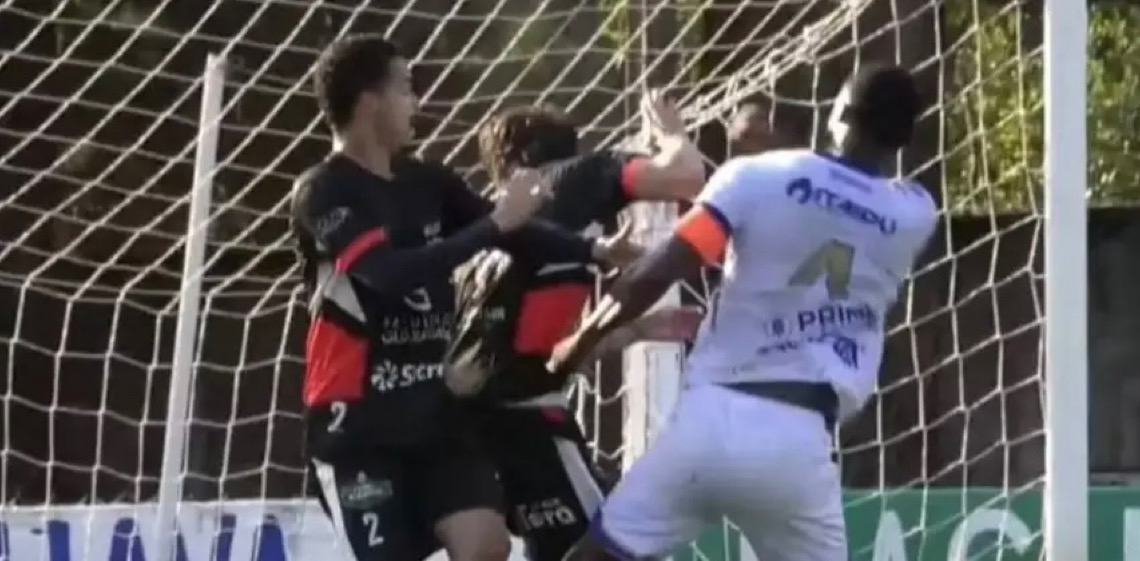 Jogador que reagiu a ataque racista com soco pega pena maior que adversário