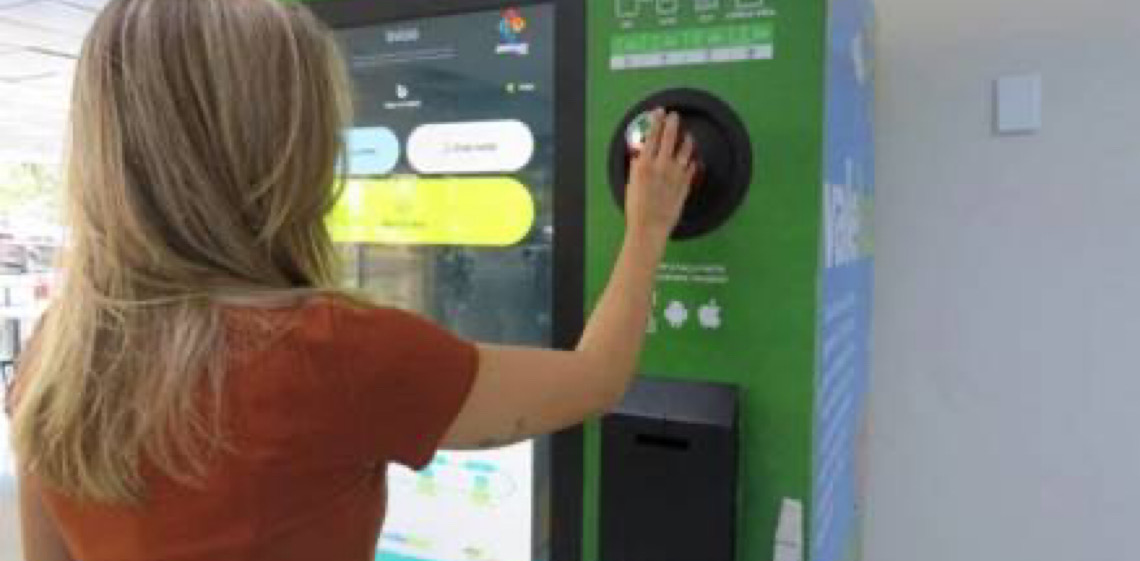 População recebe desconto na conta de energia em troca de resíduos recicláveis