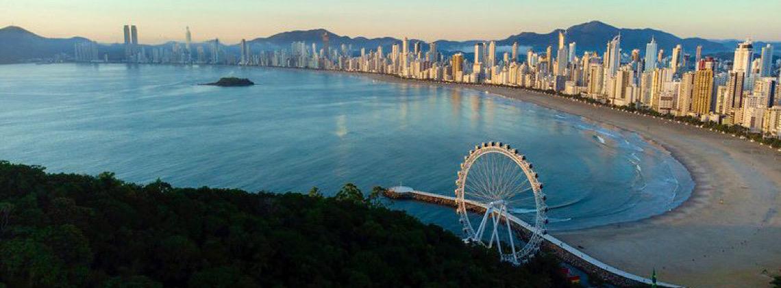 Qualidade de água em praia alargada de Balneário Camboriú é ruim ou péssima